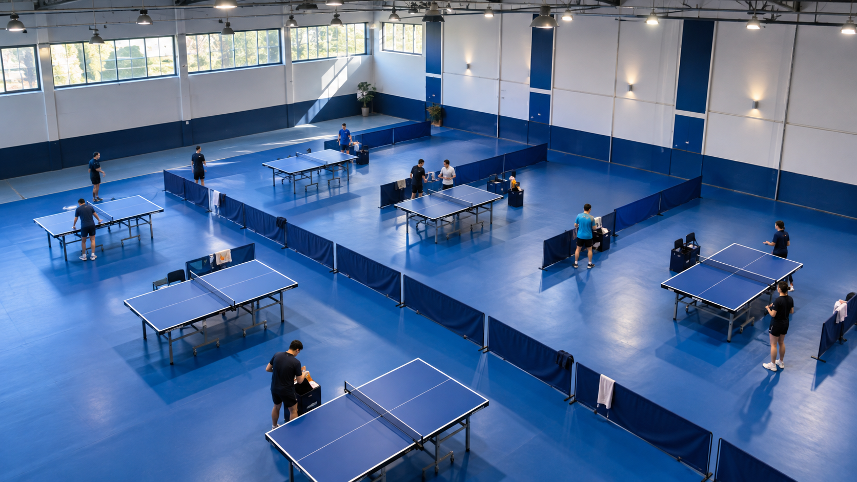 Palestra con tavoli da tennis tavolo pronta per l'inizio dei campionati